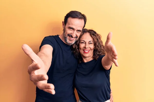 Middelbare Leeftijd Mooi Paar Dragen Shirt Staan Geïsoleerde Gele Achtergrond — Stockfoto