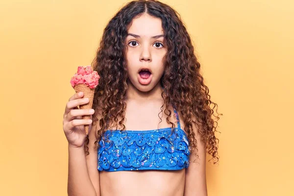 Gyönyörű Lány Göndör Haj Visel Bikini Kezében Fagylalt Ijedt Csodálkozott — Stock Fotó