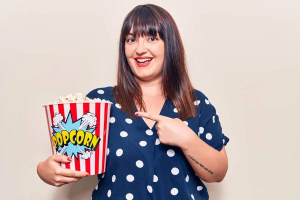 Giovane Size Donna Che Tiene Popcorn Sorridente Felice Indicando Con — Foto Stock