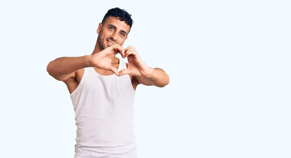 Mladý Hispánec Neformálním Oblečení Usmívající Lásce Dělá Rukou Symbol Srdce — Stock fotografie