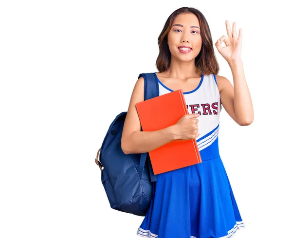 Menina Chinesa Bonita Nova Vestindo Uniforme Líder Torcida Mochila Estudantil — Fotografia de Stock