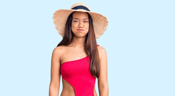 年轻美丽的拉汀女孩穿着泳衣 戴着夏帽 脸上带着滑稽的表情 气喘吁吁的嘴 疯狂的表情 — 图库照片