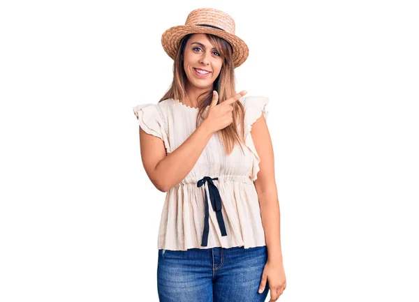Yazlık Şapka Tişört Giyen Genç Güzel Bir Kadın Yüzünde Mutlu — Stok fotoğraf