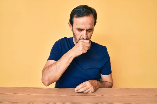 Hombre Hispano Mediana Edad Con Ropa Casual Sentado Mesa Sintiéndose —  Fotos de Stock