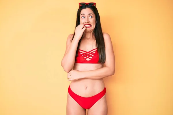 Ung Vacker Kaukasisk Kvinna Som Bär Bikini Och Ser Stressad — Stockfoto