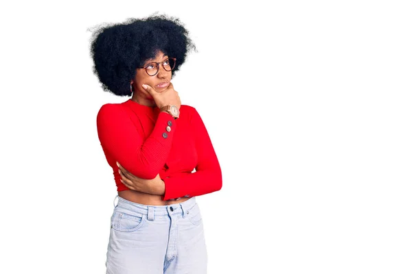 Ung Afrikansk Amerikansk Flicka Bär Casual Kläder Och Glasögon Tänkande — Stockfoto