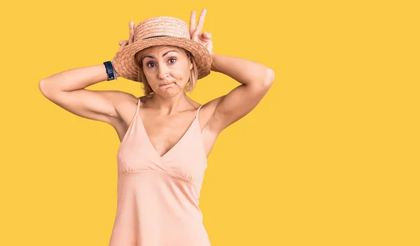 Mulher Loira Jovem Usando Chapéu Verão Fazendo Orelhas Coelho Gesto — Fotografia de Stock
