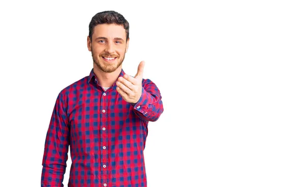 Knappe Jongeman Met Beer Casual Shirt Lachend Vriendelijk Aanbieden Van — Stockfoto