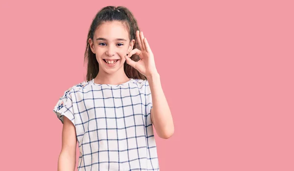 Χαριτωμένο Ισπανόφωνο Κορίτσι Φορώντας Casual Ρούχα Χαμογελώντας Θετικά Κάνει Σημάδι — Φωτογραφία Αρχείου