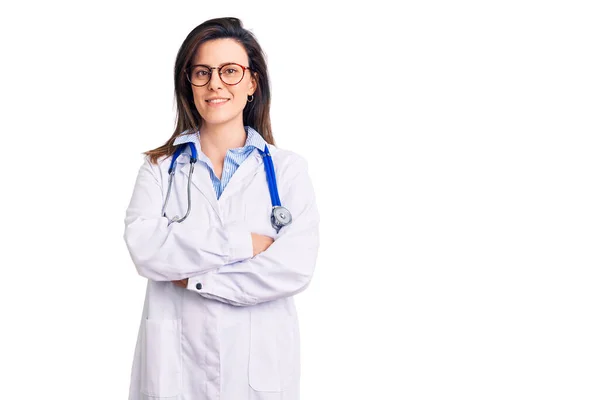 Jovem Mulher Bonita Vestindo Estetoscópio Médico Óculos Rosto Feliz Sorrindo — Fotografia de Stock