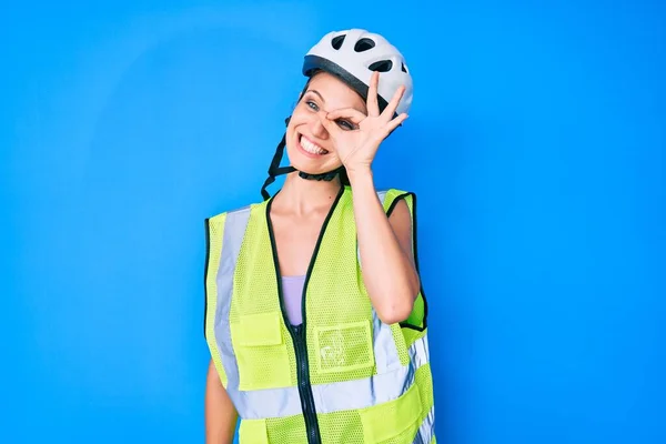 Bisiklet Kaskı Yansıtıcı Yelek Giyen Genç Beyaz Kız Gülümsüyor — Stok fotoğraf