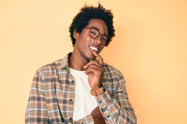 Hombre Afroamericano Guapo Con Cabello Afro Usando Ropa Casual Gafas — Foto de Stock