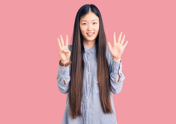 Jovem Mulher Chinesa Bonita Vestindo Camisa Casual Mostrando Apontando Para — Fotografia de Stock