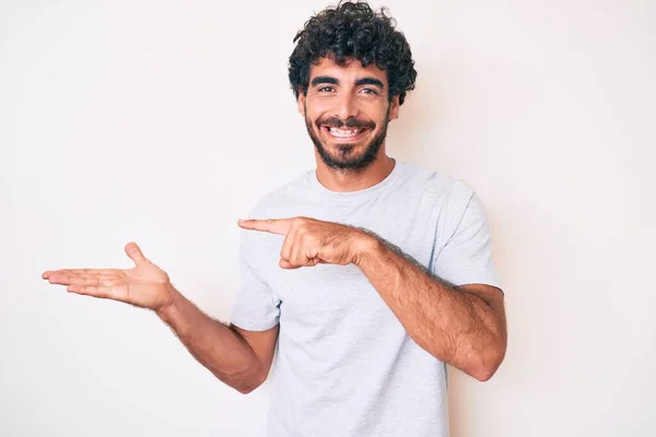 Jovem Bonito Com Cabelo Encaracolado Urso Vestindo Camiseta Casual Espantado — Fotografia de Stock