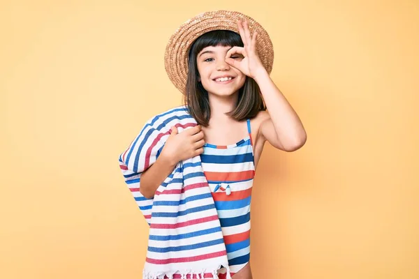 Menina Com Estrondo Usando Maiô Chapéu Verão Segurando Toalha Sorrindo — Fotografia de Stock