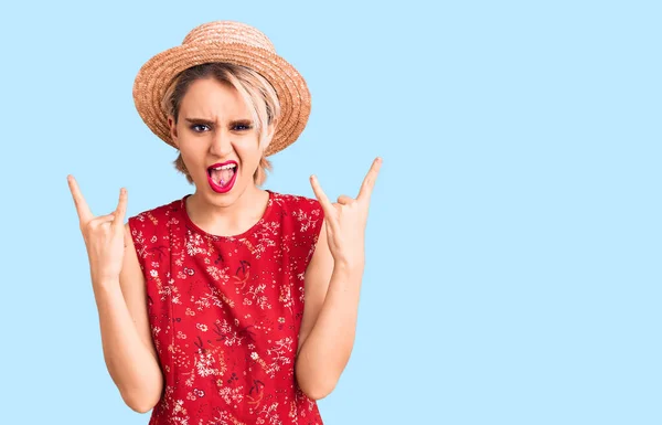 Giovane Bella Donna Bionda Che Indossa Cappello Estivo Gridando Con — Foto Stock