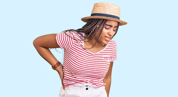 Młoda Afroamerykanka Warkoczami Ubrana Letni Kapelusz Cierpiąca Ból Pleców Dotykająca — Zdjęcie stockowe