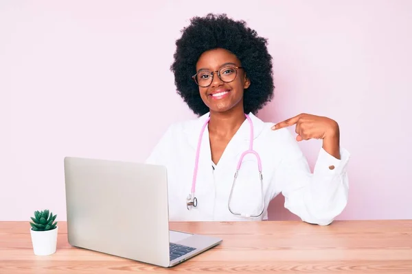 Doktor Steteskobu Takan Genç Afro Amerikalı Bir Kadın Bilgisayarla Kendini — Stok fotoğraf