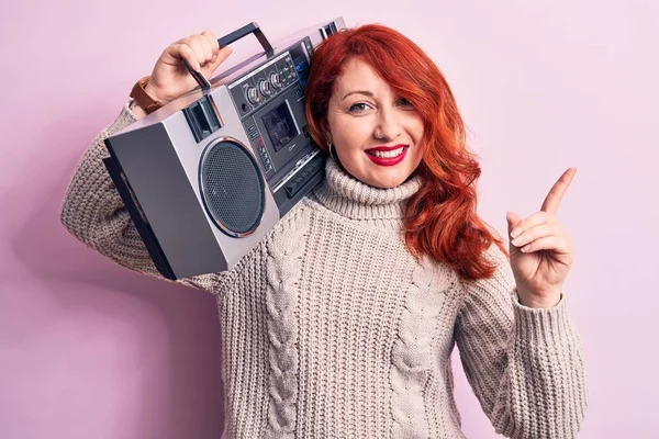 Mooie Roodharige Vrouw Luisteren Naar Muziek Houden Vintage Boombox Roze — Stockfoto