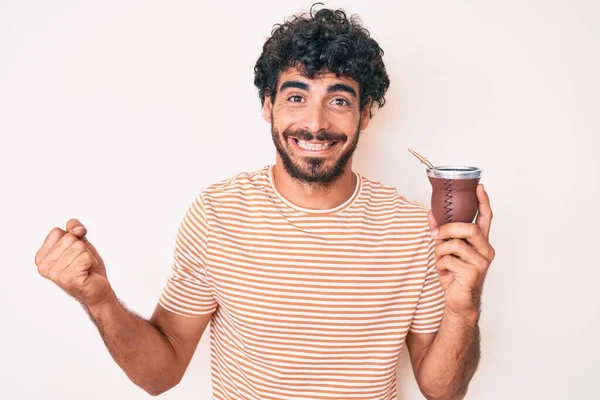 Guapo Joven Con Pelo Rizado Oso Beber Mate Infusión Gritando —  Fotos de Stock