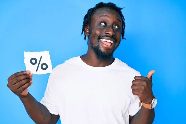 Jonge Afro Amerikaanse Man Met Vlechten Met Percentage Symbool Papier — Stockfoto