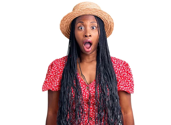 Jeune Femme Afro Américaine Portant Chapeau Été Effrayée Choquée Par — Photo