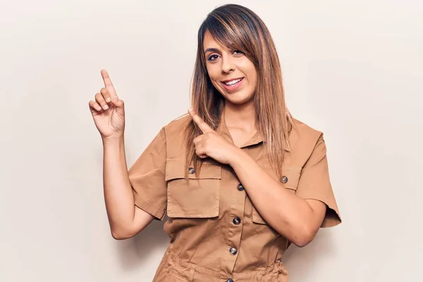 Joven Hermosa Mujer Con Vestido Casual Sonriendo Mirando Cámara Apuntando — Foto de Stock