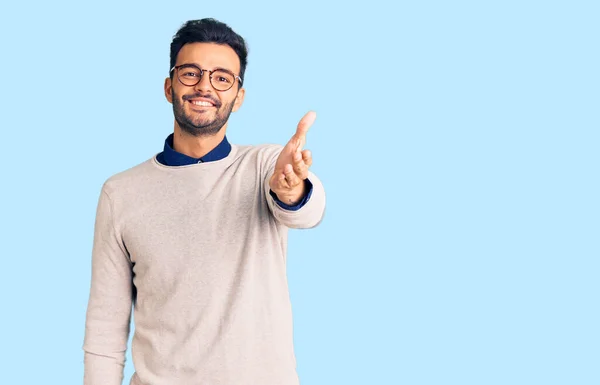 Zarif Kıyafetler Gözlük Takan Yakışıklı Spanyol Genç Adam Dostça Bir — Stok fotoğraf