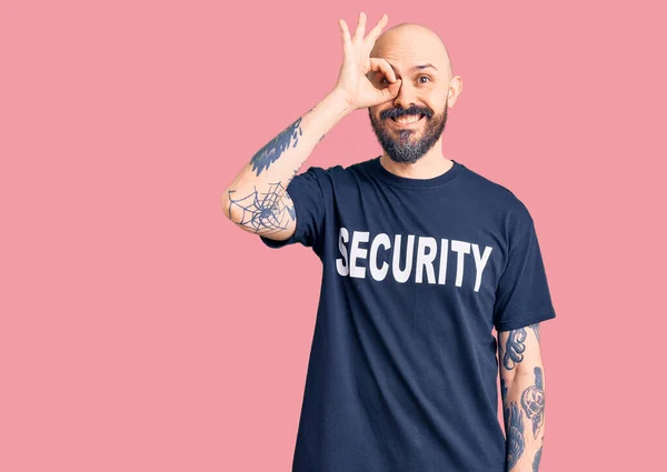 Jovem Homem Bonito Vestindo Camisa Segurança Fazendo Gesto Com Mão — Fotografia de Stock