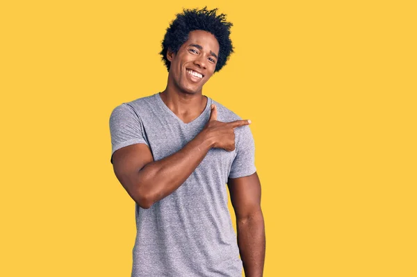 Schöner Afrikanisch Amerikanischer Mann Mit Afro Haaren Lässiger Kleidung Fröhlich — Stockfoto