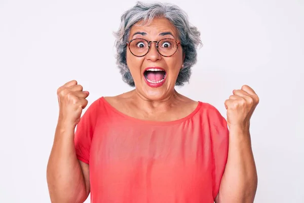 Ältere Hispanische Grauhaarige Frau Lässiger Kleidung Und Brille Feiert Überrascht — Stockfoto