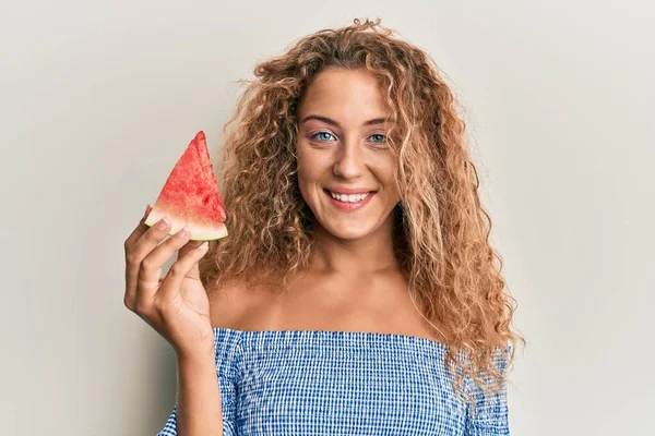 Hermosa Chica Adolescente Caucásica Comiendo Rebanada Sandía Dulce Con Aspecto — Foto de Stock