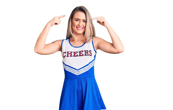 Young Beautiful Blonde Woman Wearing Cheerleader Uniform Smiling Pointing Head — Stock Photo, Image