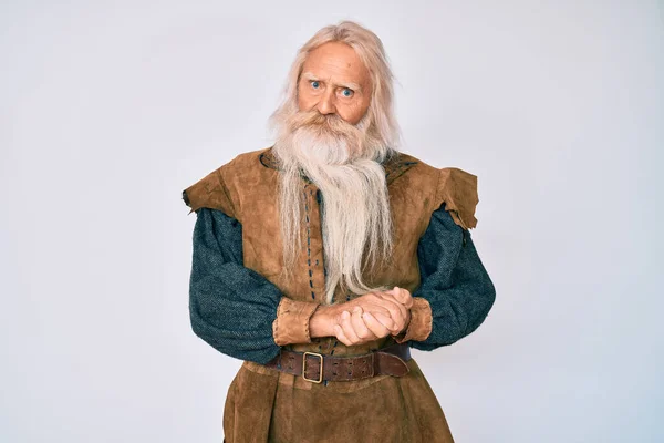 Idős Ősz Hajú Hosszú Szakállú Öregember Aki Viking Tradicionális Jelmezt — Stock Fotó