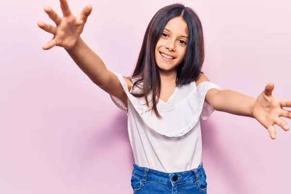 Mooi Kind Meisje Draagt Casual Kleren Kijken Naar Camera Glimlachend — Stockfoto