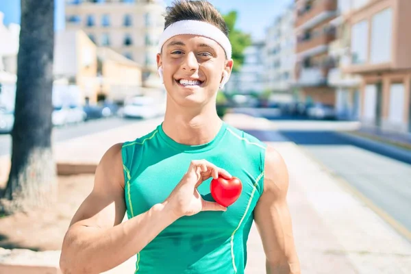 Joven Deportista Hispano Sonriendo Feliz Caminando Calle Ciudad — Foto de Stock