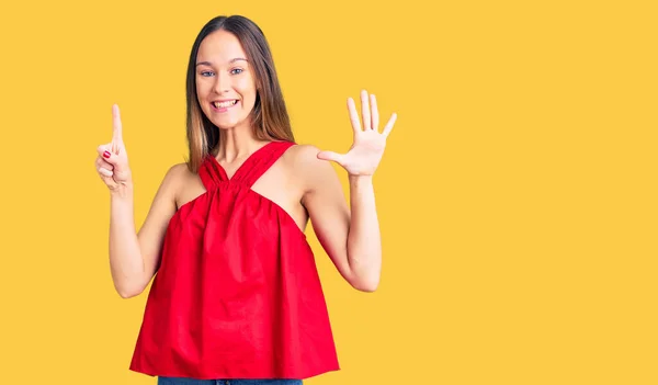 Mooie Brunette Jonge Vrouw Dragen Casual Kleding Tonen Wijzen Met — Stockfoto