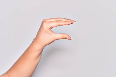 Görünmez şeyi alıp götüren, parmaklarıyla boşluk gösteren beyaz bir kadının eli.