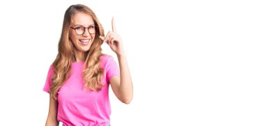 Sarı saçlı, sıradan kıyafetler giyen ve gözlüklü güzel beyaz bir kadın başarılı bir fikri işaret ediyor. Heyecanlı ve mutlu. Bir numara.. 