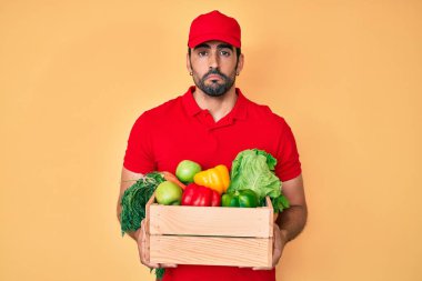 Üniformalı yakışıklı, sakallı, yemek getiren, sıkıntılı, sinirli ve korkmuş bir İspanyol. hüzünlü ifade. 