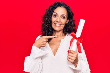 Orta yaşlı, diploma almış güzel bir kadın. Gülümsüyor, mutlu bir şekilde elini ve parmağını yana uzatıyordu. 