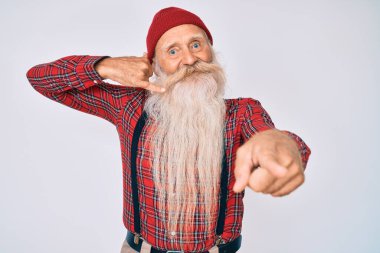 Gri saçlı, uzun sakallı, hippi kılıklı, yünlü şapkalı, gülümseyen, telefonda konuşan ve seni işaret eden yaşlı bir adam. Ara beni.. 