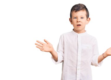 Zarif tişört giyen sevimli sarışın çocuk. Hiçbir şeyden habersiz ve kolları açık, hiçbir fikri yok.. 