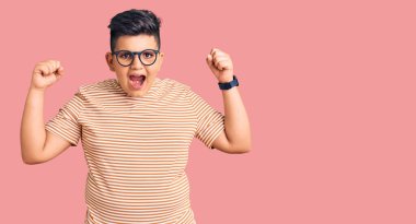 Küçük çocuk rahat kıyafetler ve gözlük takıyor kızgın ve kızgın yumruklar savuruyor öfkeyle bağırırken sinirli ve öfkeli. öfke ve agresif konsept. 