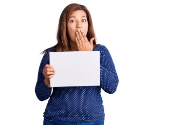 Orta yaşlı esmer kadın. 