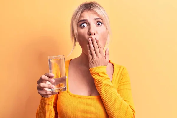 Joven Hermosa Mujer Rubia Bebiendo Vaso Agua Sobre Fondo Amarillo — Foto de Stock