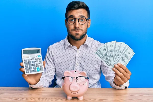 Schöner Hispanischer Mann Mit Dollars Der Hand Der Ersparnisse Berechnet — Stockfoto