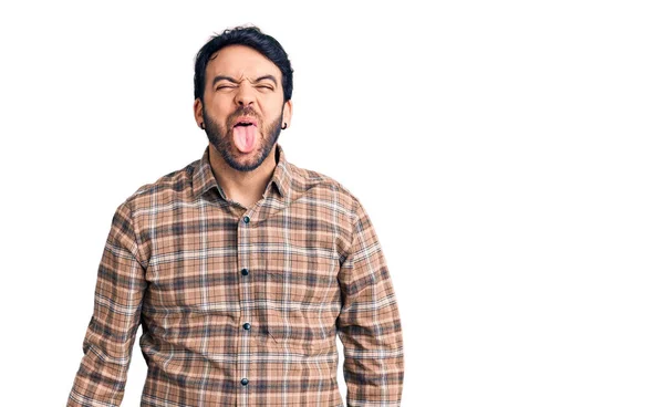 Günlük Kıyafetler Giyen Genç Spanyol Adam Komik Bir Ifadeyle Dilini — Stok fotoğraf