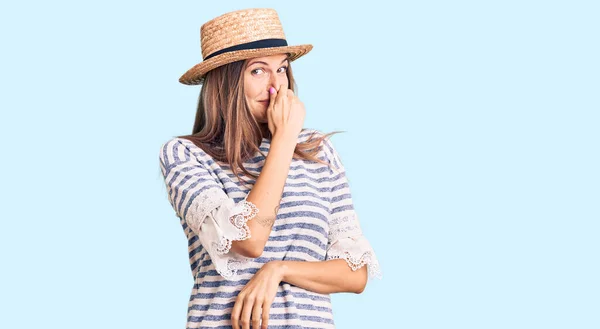 Hermosa Mujer Caucásica Con Sombrero Verano Oliendo Algo Apestoso Asqueroso —  Fotos de Stock