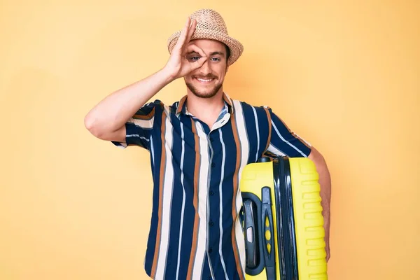Joven Hombre Guapo Con Sombrero Verano Sosteniendo Bolsa Cabina Sonriendo —  Fotos de Stock